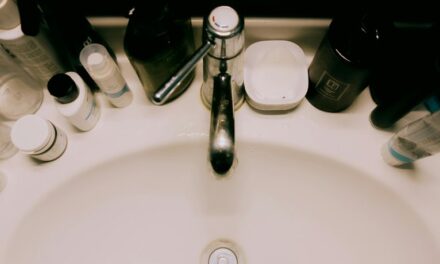 10 Best Tips to Organize a Small Bathroom